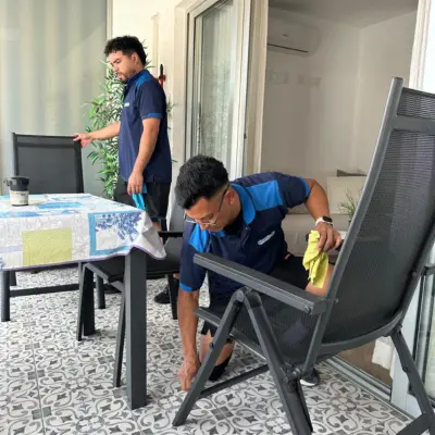 Personal de Cleanfy realizando limpieza en vivienda